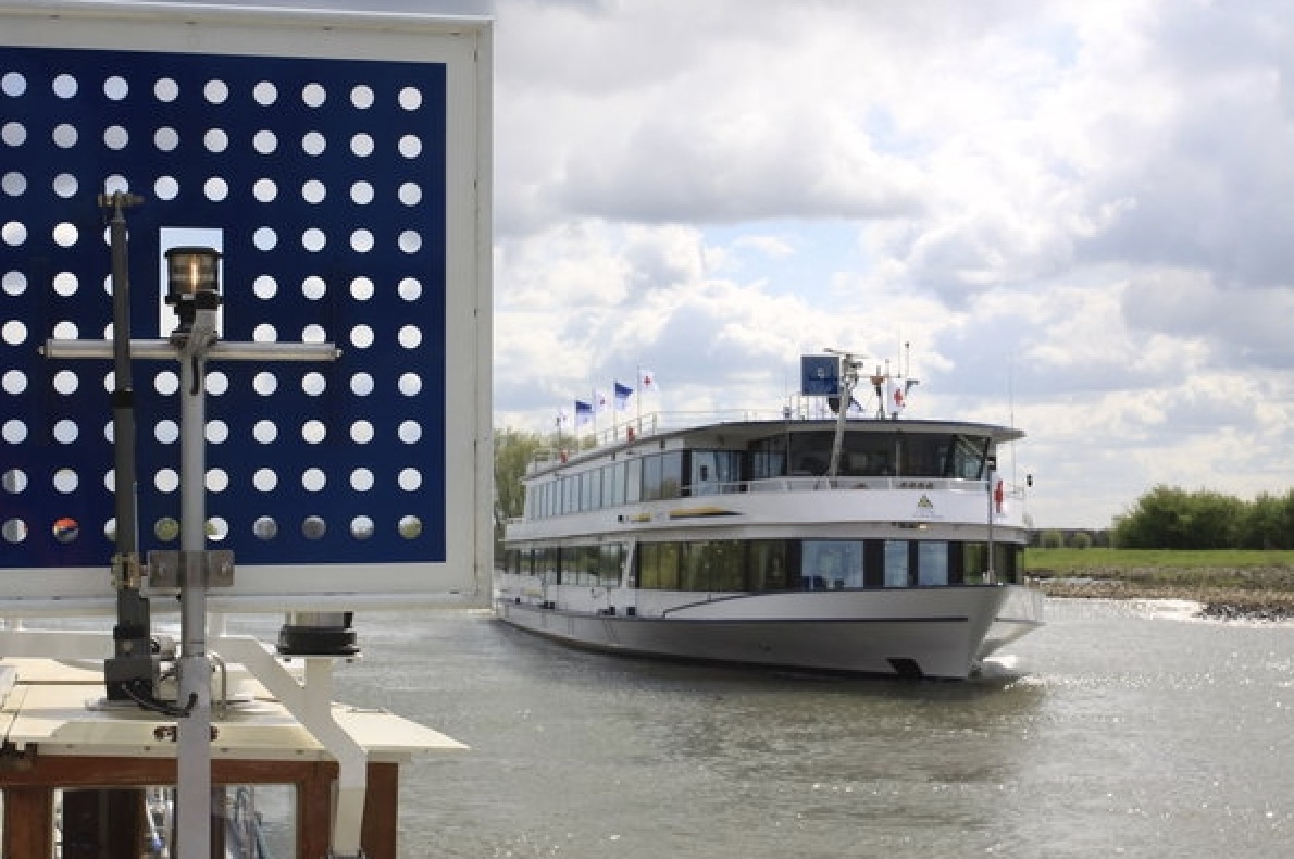 Dichter Schiffsverkehr auf dem Rhein bei K&ouml;ln